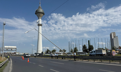 Şiddetli rüzgardan aydınlatma direği yan yattı! E-5 trafiğe kapatıldı