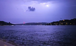 İstanbul'da beklenen yağış! Geceyi aydınlatan şimşekler gündem oldu