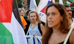 Pire Limanı’nda Filistin destekçileri İsrail gemisini protesto etti