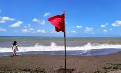 Sakarya'da denize gireceklere uyarı! Kırmızı bayraklar çekildi