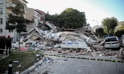 Balıkesir depremi: Sındırgı'da yıkılan bina ile ilgili iki gözaltı