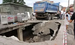 Beton zemin çöktü: Hafriyat kamyonu içine düştü