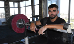 Afyonkarahisar'da gıda deposunda çalışıp halterde şampiyon oldu