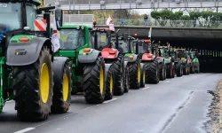 Fransa'da hükümetin yasağına öfkelenen çiftçilerden gübreli protesto