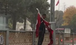 Erzincan'da havaya aldırmadı, yere düşen bayrakları tek tek topladı
