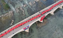 Çorum'da vatandaşlar tarihi Koyunbaba Köprüsü'nde 102 metrelik Türk bayrağıyla yürüdü
