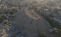 Şam’da devrik Esed rejimi enkazlardan yapay dağ oluşturdu