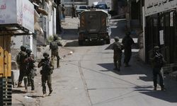 Soykırımcı İsrail ordusu, Batı Şeria'da düzenlediği baskınlarda 35 Filistinliyi gözaltına alındı