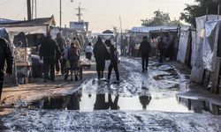 Gazze'de yoğun yağış nedeniyle katil İsrail saldırılarında evleri yıkılanların kaldığı çadırları su bastı