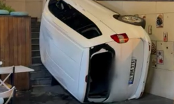 El freni çekilmeyen araç kafenin bahçesine devrildi