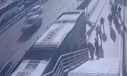 Cevizlibağ'da metrobüsün çarptığı engelli yolcu hayatını kaybetti; kaza kamerada