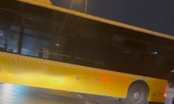 Dönüş yapmak isteyen İETT yolda sıkıştı