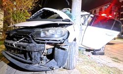 Kontrolden çıkan araç elektrik direğine saplandı