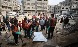 Gazze’de toplu defnedilen cenazeler mezarlıklara taşınıyor