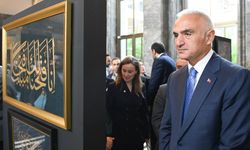 Bakan Ersoy, TBMM'deki "Hilalin Işığında" sergisini gezdi