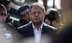 İsrail'in soykırımcı bakanı Ben-Gvir, idam cezası oylamasının kabulünden sonra Mecliste tatlı dağıttı