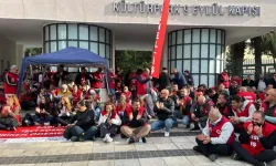 İzmir Büyükşehir Belediyesi işçilerinden oturma eylemi