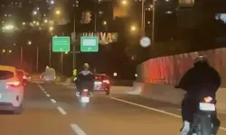 İzmir’de tek teker üzerinde ilerleyen motor sürücüsüne sürücüye 13 bin 420 lira ceza verildi