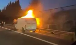 İstanbul'da seyir halindeki minibüs alev aldı