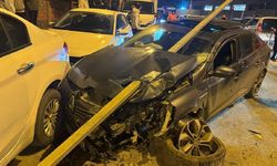 Ümraniye'de yön levhasına çarpan otomobilin sürücüsü yaralandı