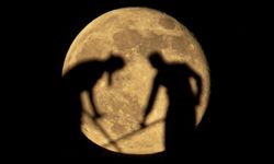 Ay'ın içinde ne var?