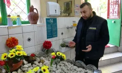 Pide yemeye gelip, salondaki mezarlık başında dua ediyorlar