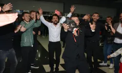 Damada Tayland'dan getirilen canlı tavuk ve horoz hediye edildi