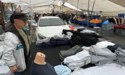 Pazarın orta yerine park edilen otomobil tepki çekti