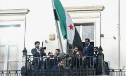 İngiltere'de Suriye bayrağı göndere çekildi