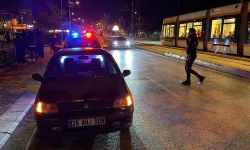 Eskişehir'de otomobil, tramvay yoluna girdi: Çevredekiler kurtardı