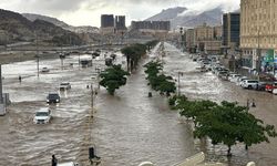 Mekke'nin güneyinde dünden beri devam eden yağışlar sele yol açtı