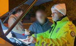 Fıkra değil gerçek! Ehliyetsiz yakalandı, ehliyeti olmayan arkadaşını çağırdı