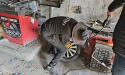 Bitlis'te lastikçilerde kış hazırlığı