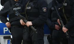 Almanya'da polis, 12 yaşındaki işitme engelli bir kızı silahla vurdu