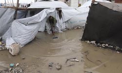 Gazze’de üç gündür etkili olan yağışlar, onlarca çadırı su altında bıraktı