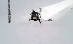 Hakkari'de kardan kapanan yollar açıldı