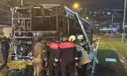 İzmir'de seyir halindeki belediye otobüsü yandı
