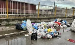 İzmir Buca'da hizmetler durdu, sokaklar çöp doldu