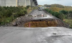 İstanbul'da etkili olan sağanak yağış nedeniyle yol çöktü