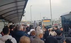 Durakta bayılan çocuk metrobüsün altında kaldı
