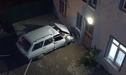 Kontrolden çıkan araç evin duvarına çarptı: 1 ölü, 1 yaralı