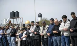 Filistinliler İsrail'in kısıtlamaları nedeniyle cuma namazını sokaklarda kıldı