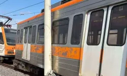 Raydan çıkan metro vagonu direğe çarptı