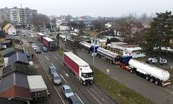 Bosna Hersek'teki kamyon sürücüleri AB'nin geçiş kurallarını protesto etmek için kontak kapattı
