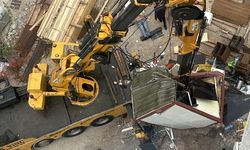 İzmir'de vincin kırılan parçası konteynerin üzerine düştü