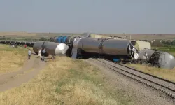 Diyarbakır'da raydan çıkan yük treninin vagonu devrildi