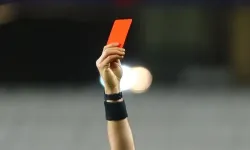 Derbide kartlar havada uçuşuyor