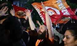 Galatasaray taraftarları derbi sonrası sokaklara indi