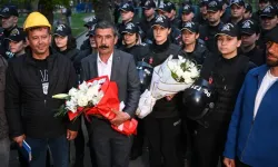 Ankara'da madenci eylemi bitti: Polise çiçek vererek ayrıldılar