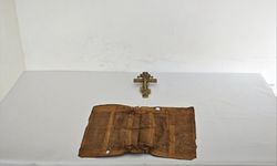 Orta Çağ dönemine ait parşömen ve bronz haç ele geçirildi